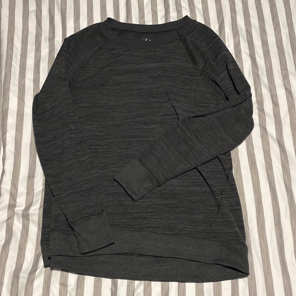 🌸 athletic fabric dark gray top!